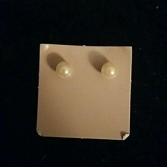 Avon Vintage Pearlessence Earrings Faux Pearl Studs Classic Elegant Jewelry - Picture 1 of 2